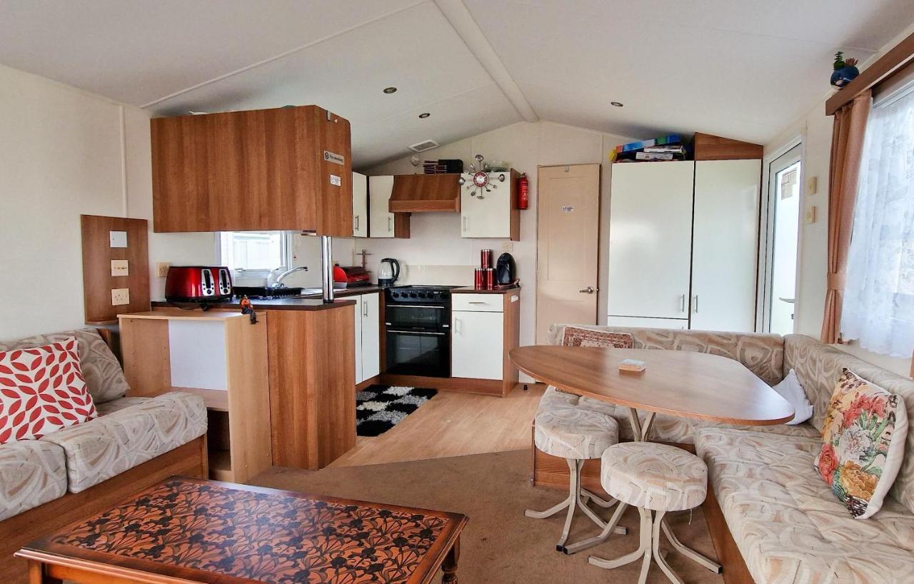 Great 8 Berth Caravan For Hire At St Osyth Beach In Essex Ref 28123Gc Clacton-on-Sea Dış mekan fotoğraf