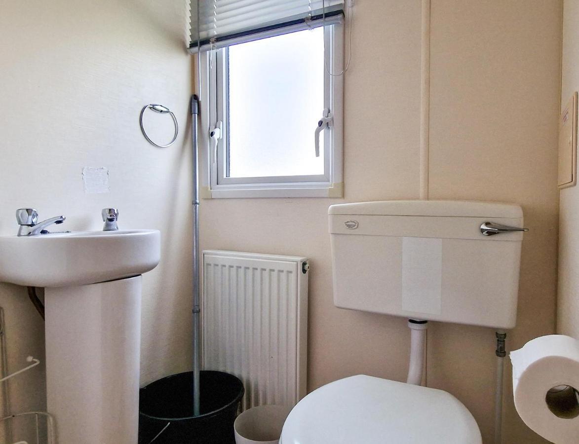 Great 8 Berth Caravan For Hire At St Osyth Beach In Essex Ref 28123Gc Clacton-on-Sea Dış mekan fotoğraf